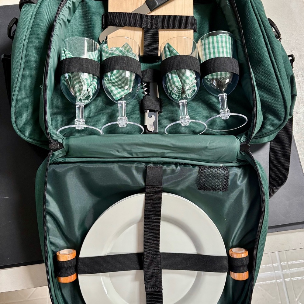 Green Endeavors Picnic Bag with Accessories
NEW without tags